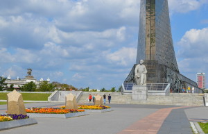 Монумент покорителям космоса и памятник Циолковскому 