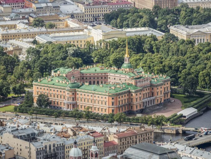 Михайловский замок в Санкт-Петербурге имеет форму каре
