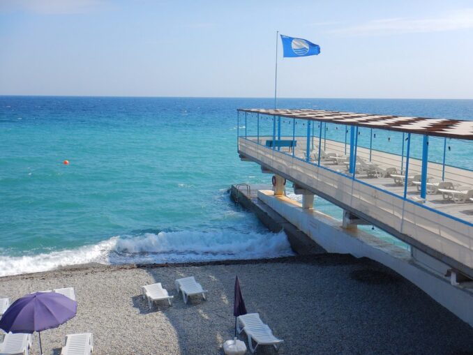 Пляж в Ялте - в мае в Крыму еще нельзя купаться