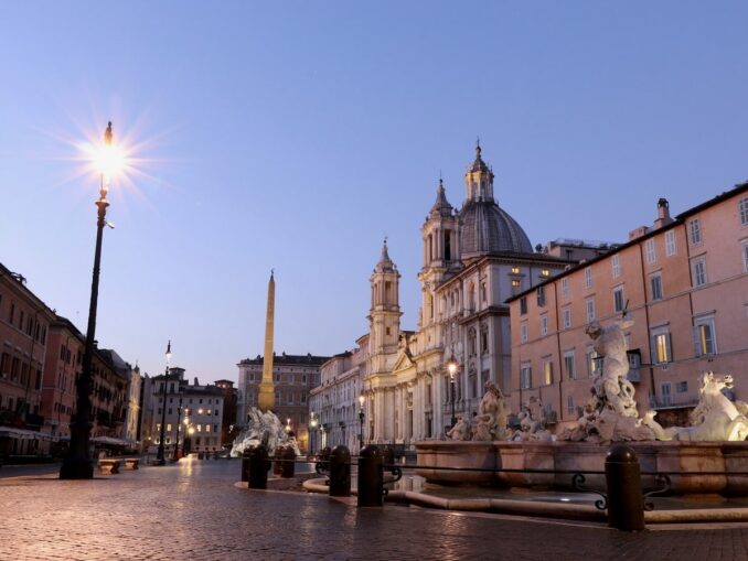 Piazza Navona - it's so hot in Rome in June that it's better to walk in the evenings or at night