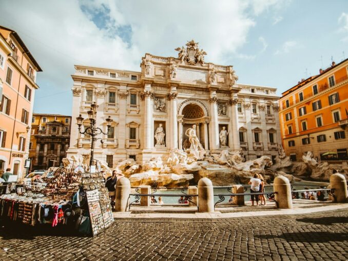 Trevi Fountain - it's better to dress in Rome in June in light and light clothes