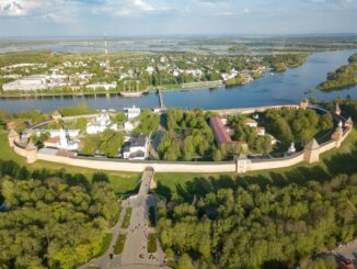 В Великий Новгород из Москвы можно добраться на поезде или автомобиле