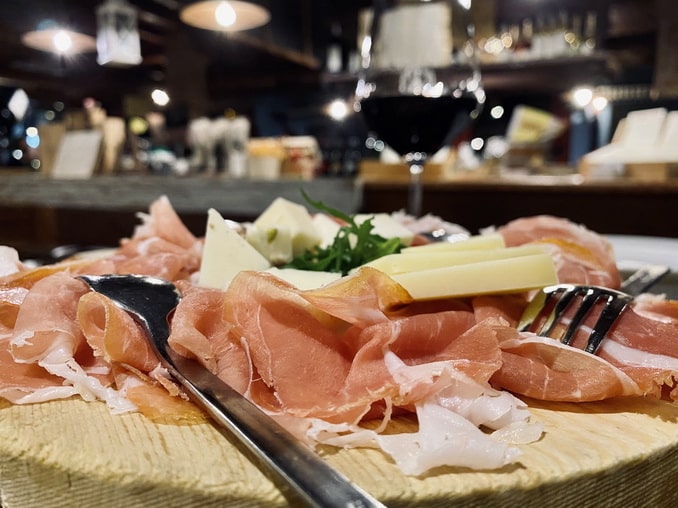 How much does cheese cost in Italy