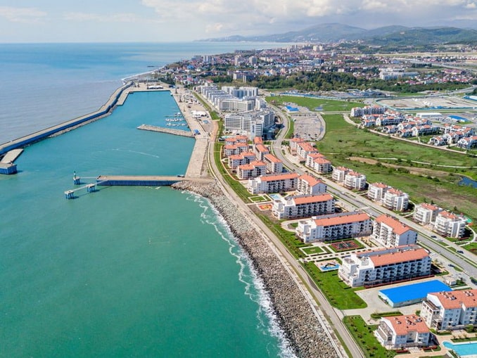 В октябре в Адлере еще можно купаться в море