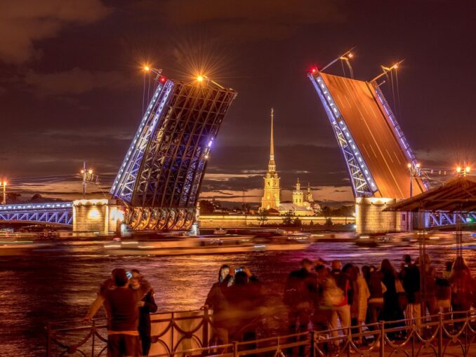 Дворцовый мост в Санкт-Петербурге, фото @Oberlehner/Pixabay Во Питере летом нужно посмотреть развод мостов над Невой