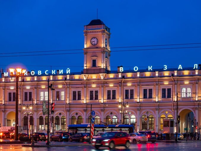 Московский вокзал в СПб - сюда прибывают поезда из Москвы Московский вокзал - дешевле всего добраться до Питера из Москвы на поезде