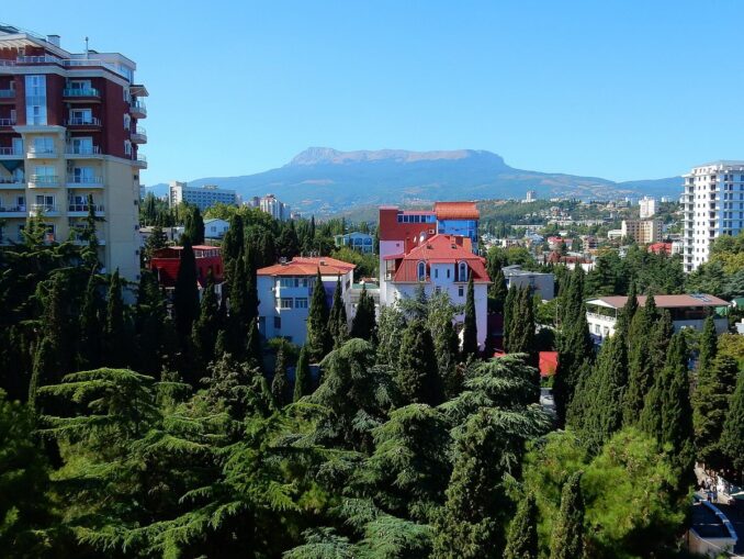 Температура воздуха в июне в Алуште может достигать +30 градусов Цельсия