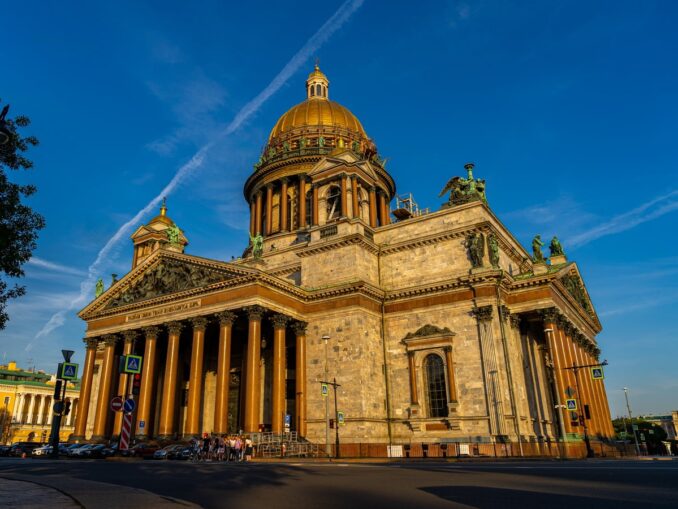 По Исаакиевскому собору в Санкт-Петербурге водят интересные экскурсии