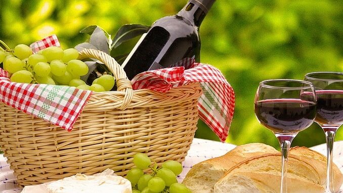 Вино - отличное дополнение к лучшим блюдам французской кухни