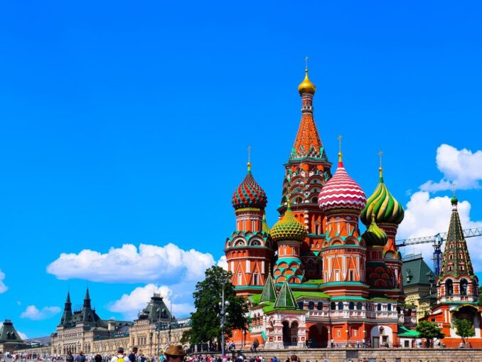 Небо и храм - в августе в Москве стоит хорошая погода, теплая и ясная