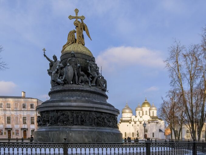 Памятник "Тысячелетие России" - очень интересное место в Великом Новгороде