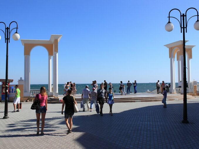 Набережная и туристы - поездка в Евпаторию на море в июне - интересный опыт