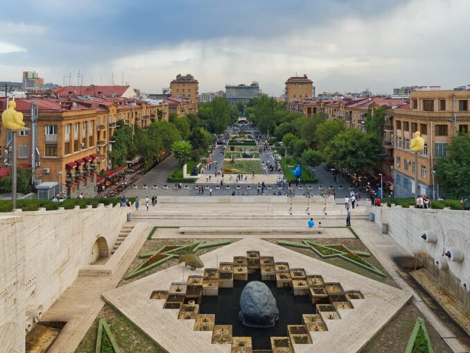 Температура воздуха в Ереван в сентябре достигает +30-35 градусов Цельсия