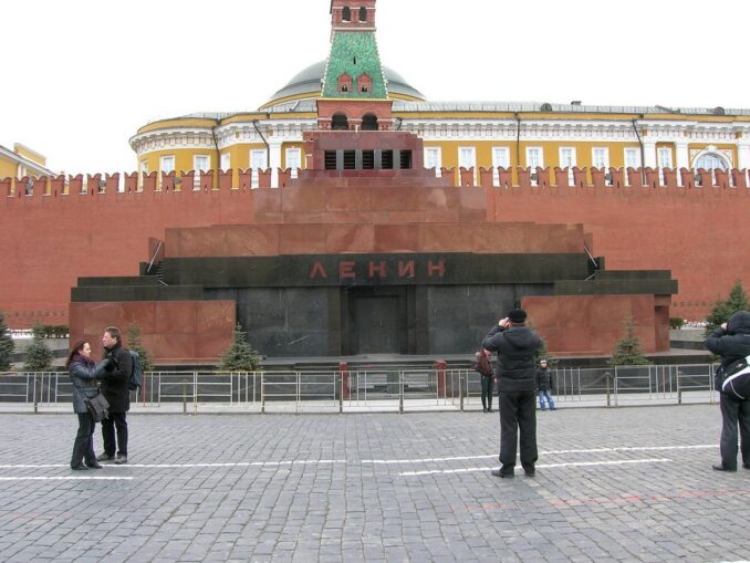 Туристы на Красной площади в Москве осенью