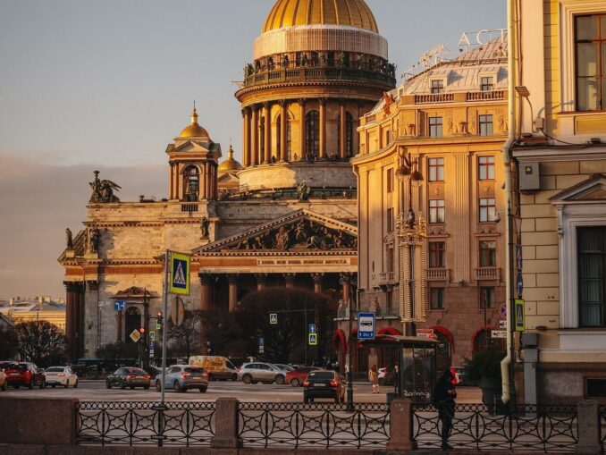 Вид на Исаакий - в марте в Санкт-Петербурге куда более солнечно, чем зимой