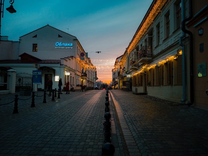 Вечерняя подсветка - в декабре в Минске нужно одеваться по-зимнему