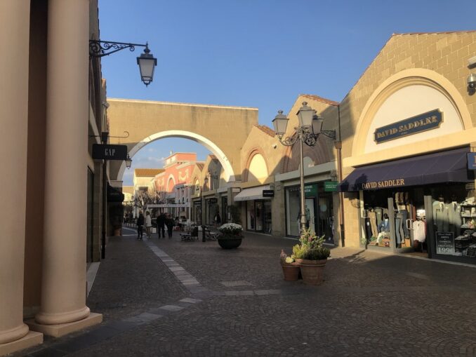 It is better to visit outlets during sales in Italy on weekdays