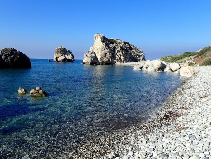 Петра-ту-Ромью - на Кипре в марте еще рано купаться в море