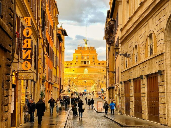 Castel Sant'Angelo - Italians like to dress in black