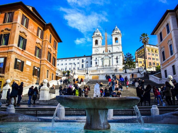 You don't have to dress too warmly in Rome in March