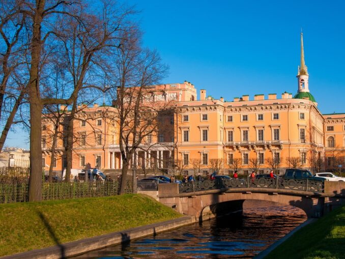 Летний сад и Михайловский замок - на экскурсии в Санкт-Петербург можно приехать и и весной