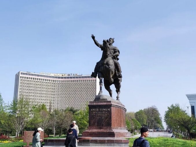Памятник Тамерлану - в марте в Ташкенте встречают раннюю весну