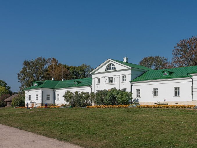 Усадьба в Ясной Поляне, Тульская область, фото @A.Savin/Wikimedia Commons Ясную Поляну обязательно нужно осмотреть в Тульской области