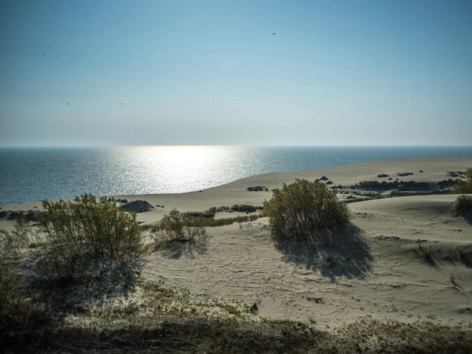 Куршская коса м Балтийское море - в мае в Калининграде еще нельзя купаться, но можно загорать
