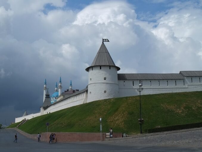 Кремль и туристы - в апреле в Казани ходят в теплой одежде