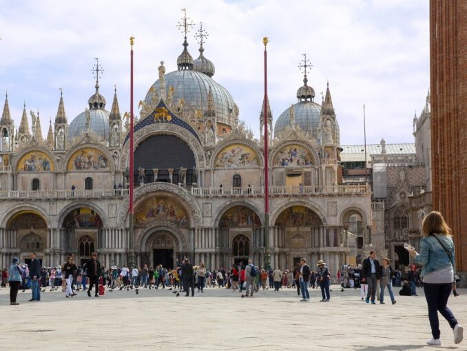 You can dress lightly in Venice in April