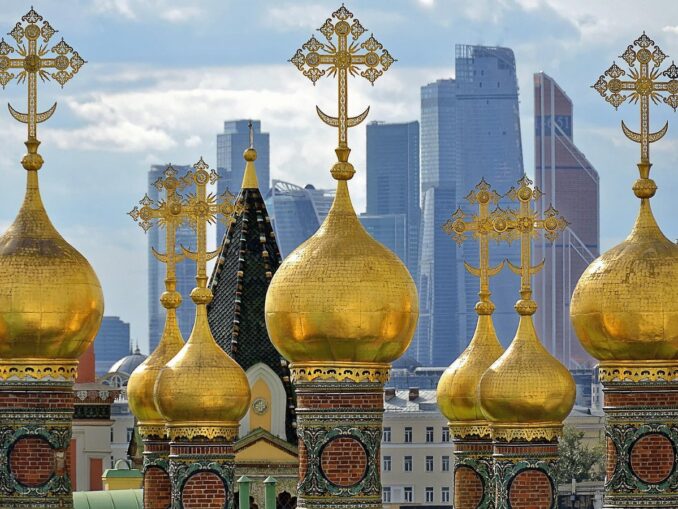 Москва-Сити на фоне Крутицкого подворья