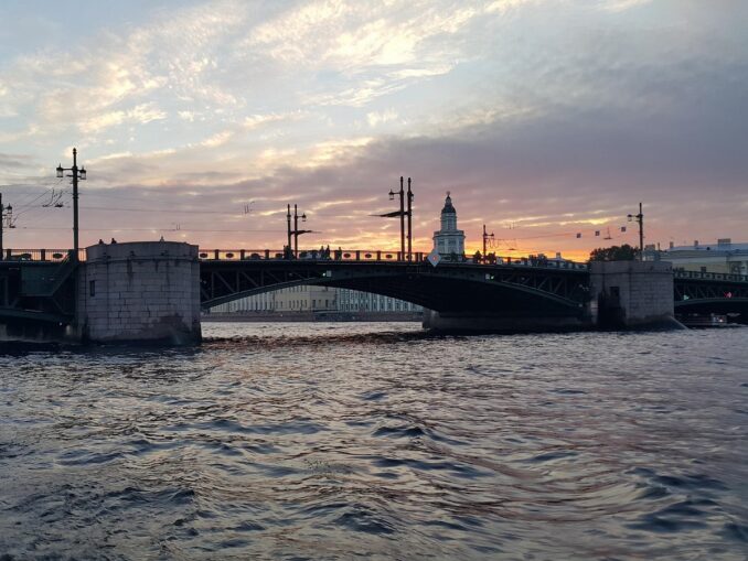 Белая ночь над Невой, фото @darakh/Pixabay.com Во время белых ночей в Питере светло почти как днем