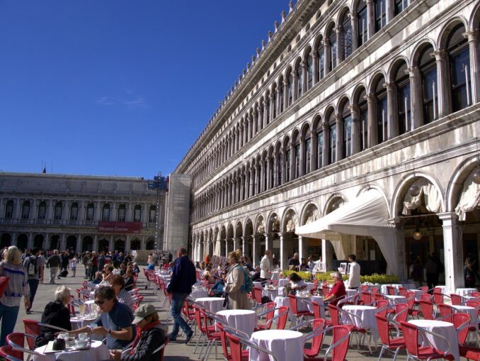 It is worth going to Venice in April because of the good weather and the small number of tourists