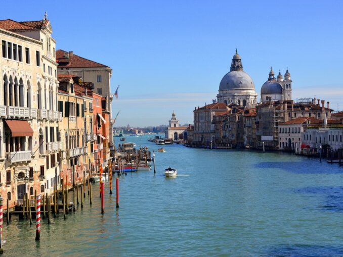 Grand Canal, the air temperature in Venice in March rises to 15-17 degrees Celsius