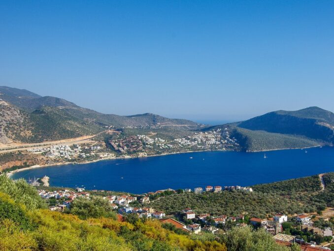 Море и горы - в Анталии в апреле уже можно начинать купаться