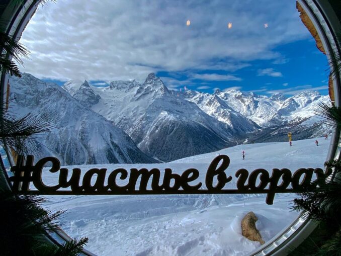 Горы в снегу - в Домбай едут отдыхать и зимой