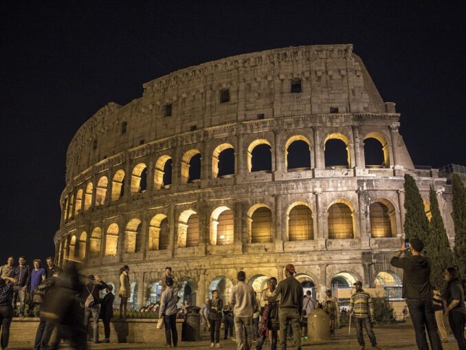 Colosseum - the air temperature in Rome rises to 20 degrees Celsius in early April