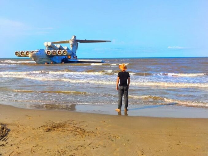 Экраноплан "Лунь" на Каспийском море близ Дербента