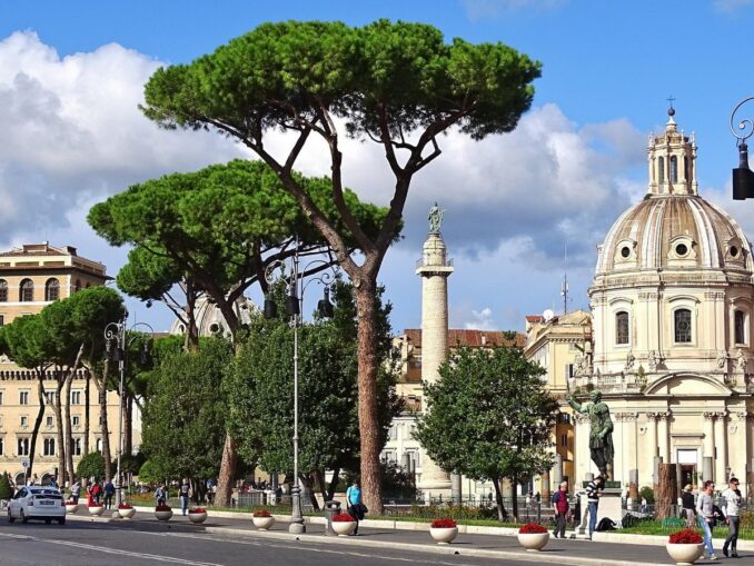 The weather in Rome is warm in May, with temperatures reaching 25-28 °C