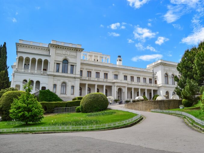 Ливадийский дворец - одна из главных достопримечательностей Крыма
