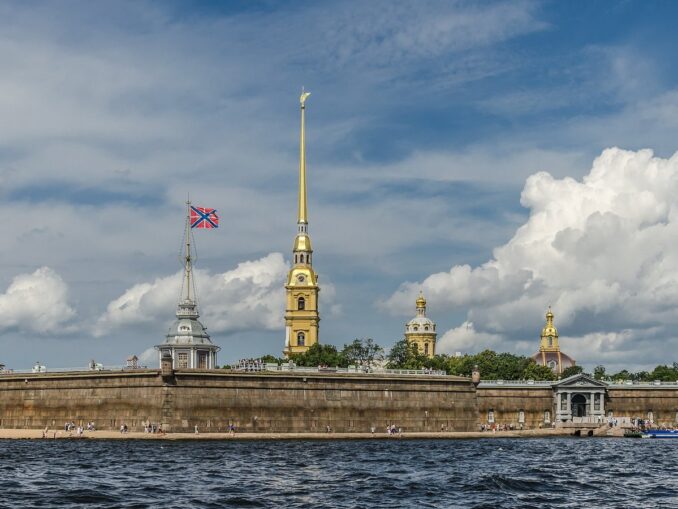 Петропавловская крепость и Нева - в Санкт-Петербурге в июле можно загорать и купаться