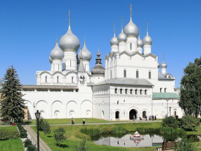 Ростов Великий - один из тех городов Золотого кольца, куда нужно приехать из Москвы