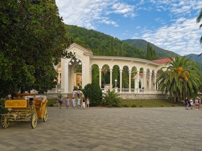 Колоннада в Гагре - в июне в Абхазии еще не очень жарко