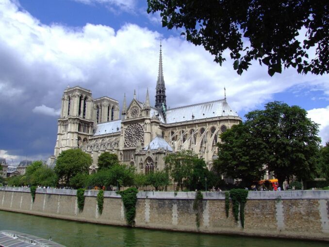 Notre Dame Cathedral, Paris, photo public domain/Pixabay.com Notre Dame de Paris - in Paris in June is warm but rainy
