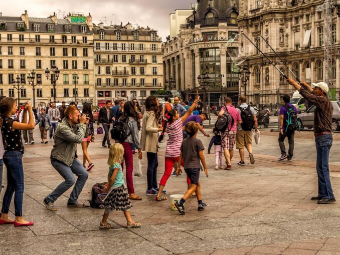 Tourists on Place Vendome in Paris in summer, photo by @edmondlafoto/Pixabay.com Tourists - in Paris in the summer you can dress in light clothing