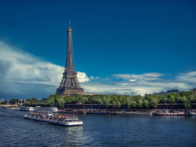 Cruise ship on the Seine in Paris, photo @Edar/Pixabay.com In the summer in Paris you need to take a cruise on the Seine