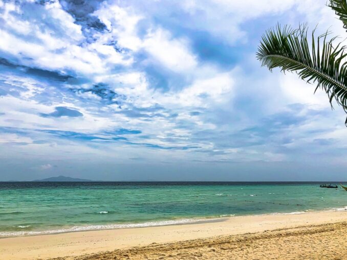 Phuket - the waveless sea, photo by nextvoyage/Pixabay There are no waves on some beaches in Phuket even in July