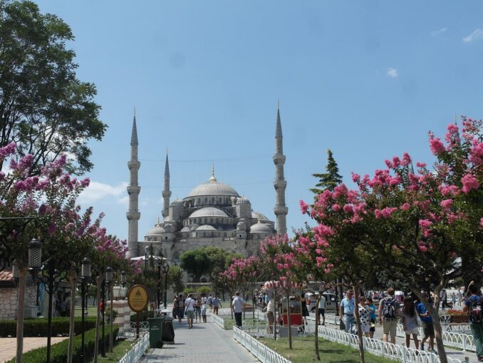 Blue Mosque, Istanbul, summer, photo by @leemunj/Pixabay.com In June, people wear summer clothes in Istanbul