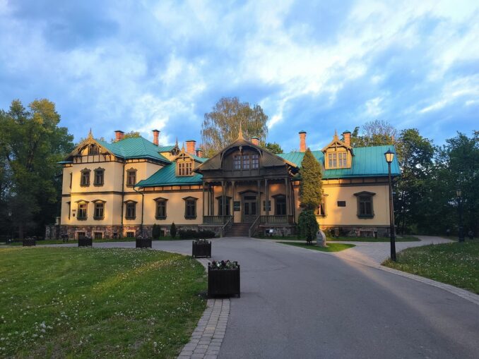 Лошицкая усадьба, Минск, фото @Palsciuk/Wikimedia Commons Лошицкая усадьба - одно из самых интересных мест Минска