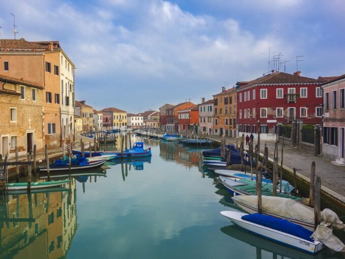 Canals and houses mus be seen in Murano firsthand